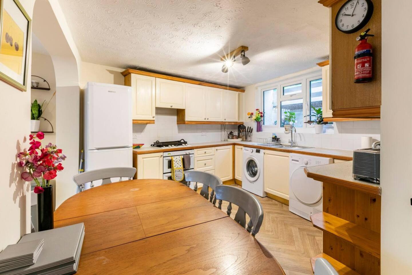 4 Bed Home 3 Mins From Harbour + Sandy Beach Фолькустоун Экстерьер фото