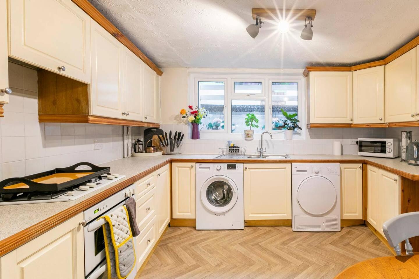 4 Bed Home 3 Mins From Harbour + Sandy Beach Фолькустоун Экстерьер фото